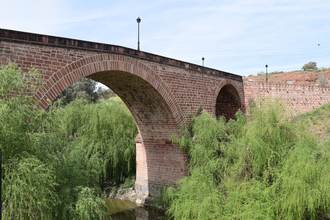 puente renacentista de San Bartolome junto al balneario de Marmolejo